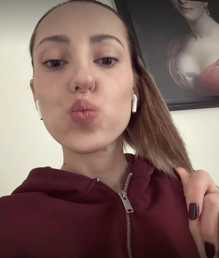 Thick eyebrows picture of Vi melly