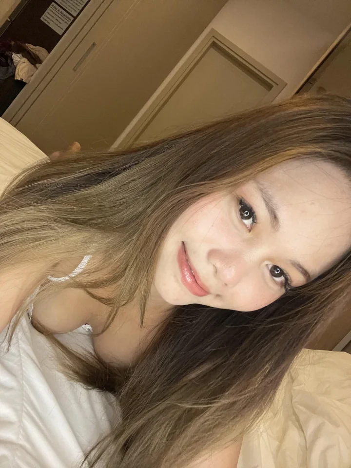 Bare shoulders picture of Elena (@elenasdiaryyy)
