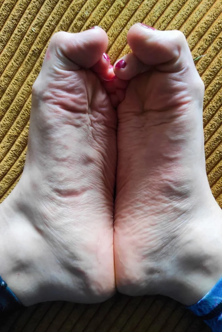 Soft curves, polished toes, and a heart full of temptation. Wrinkled soles, perfect pedi — made to be admired. For those who know where to look... 💋