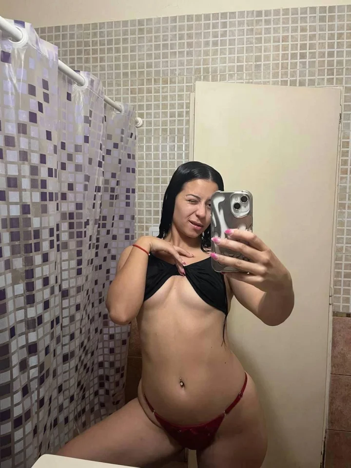 Ass visible through thighs picture of 𝕁𝕌𝕃𝕀𝔼 Homewrecker 👸🏻