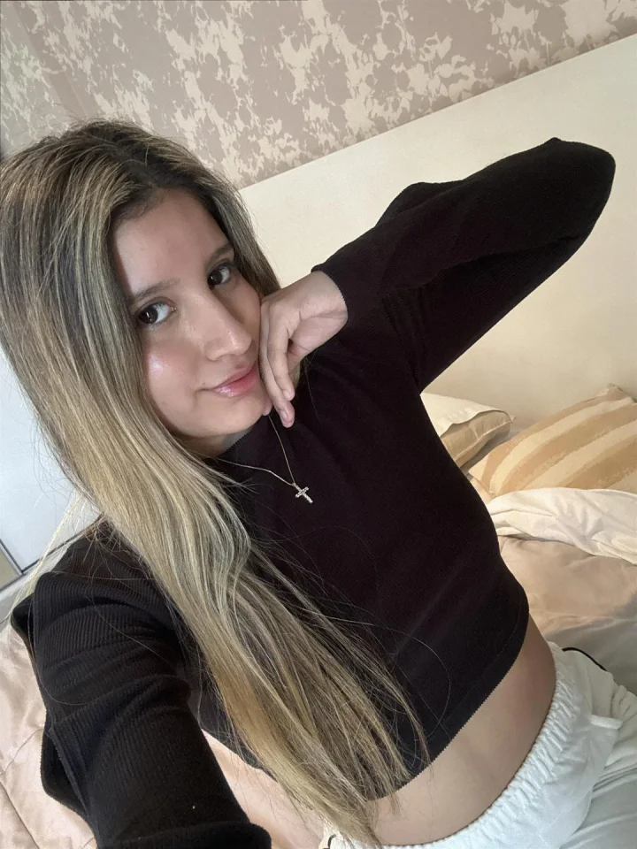 Hand on own cheek picture of Juliet
