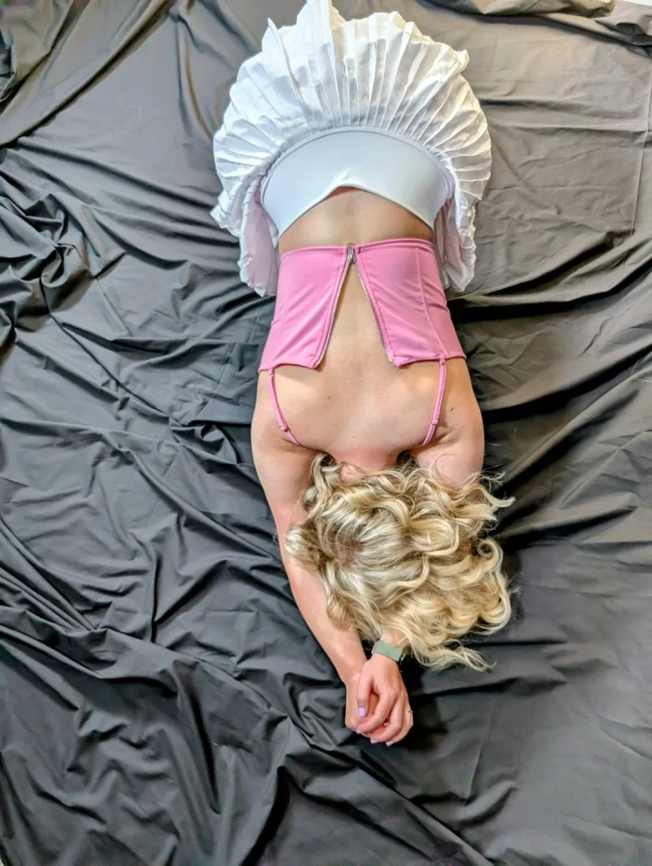 Let this blonde make some custom content for you?