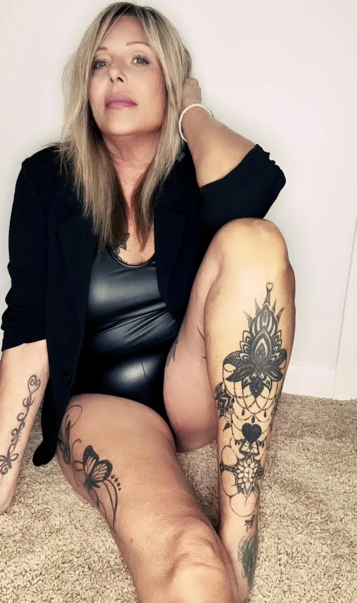 Hand on own head picture of 🧡tennesseegirl72🔥