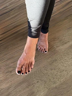 Pretty feet & black toes in the sunlight!