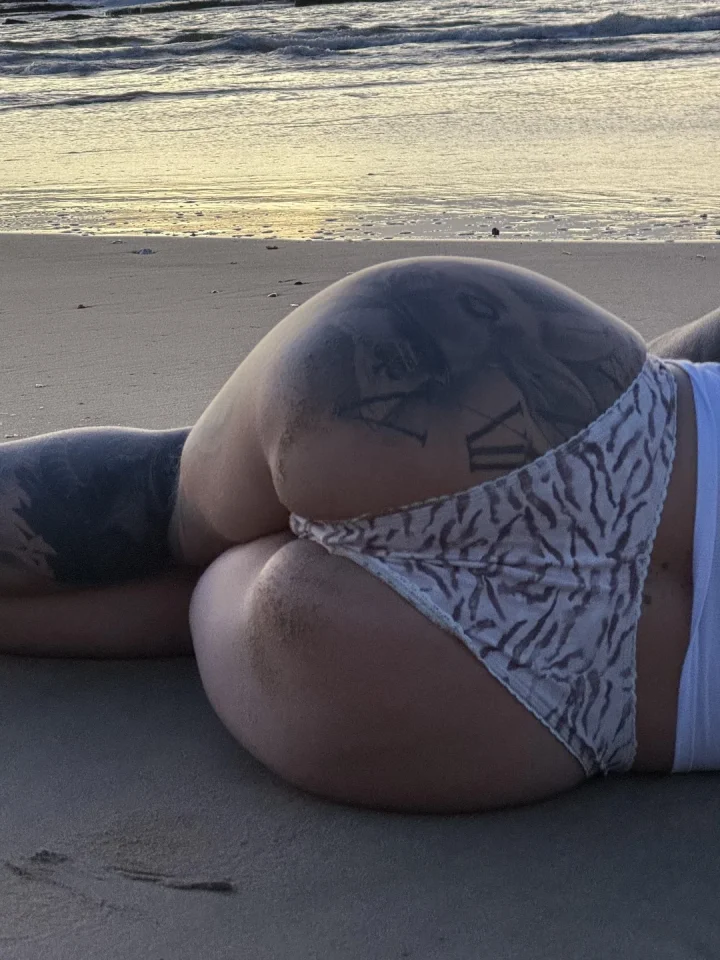 Want to come and spank me. I am waiting 😉 – Mollig Foto von Alyce (@u483691620)