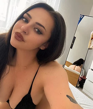 I know you wanna be crushed under this bad bitch ass, figure out how to deserve to be 🍑