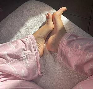 Good morning, does anyone want to eat feet for breakfast?😇