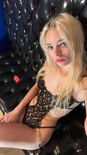 Blonde on black! 🍆💦