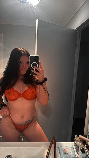 Just launched my page!… only mirror teasers for now I think, buttt the spicy stuff linked on my profile has a 7 day trial👀