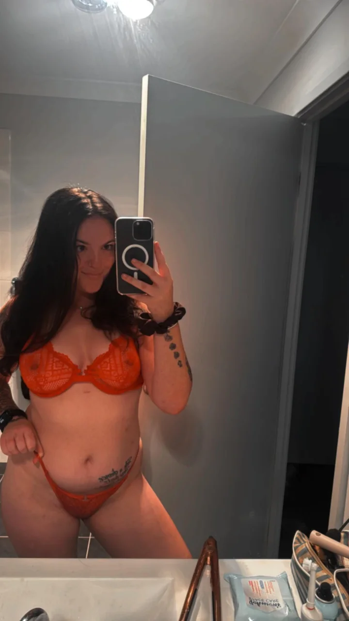 Just launched my page!… only mirror teasers for now I think, buttt the spicy stuff linked on my profile has a 7 day trial👀
