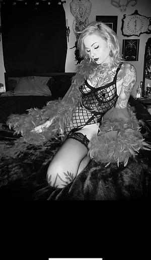 Soft and sultry, OF below 🖤