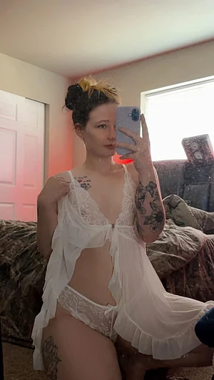 Tatted mommy anyone? 🫣💋