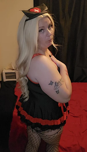 Milfy blond bimbo