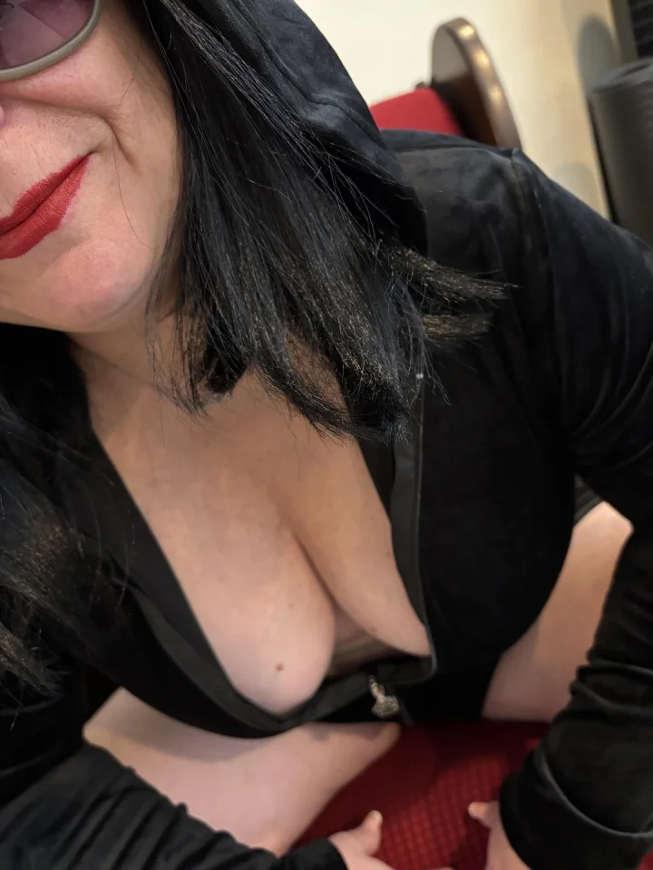 Come join me for sexy and hot MILF fun!