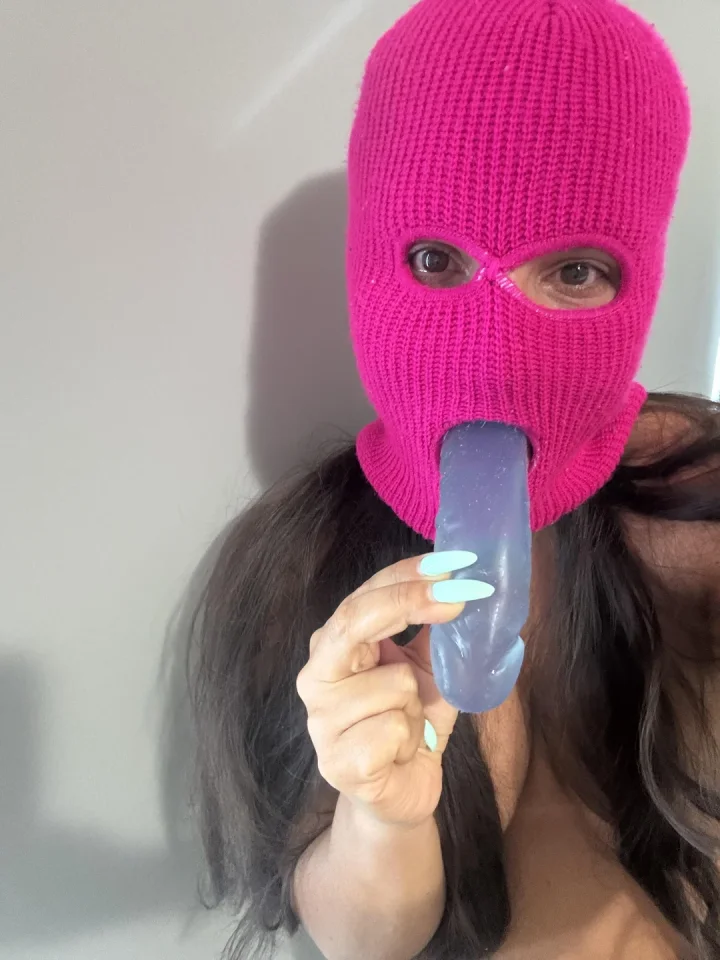 Do you want to see it go further down my throat? 👅😈