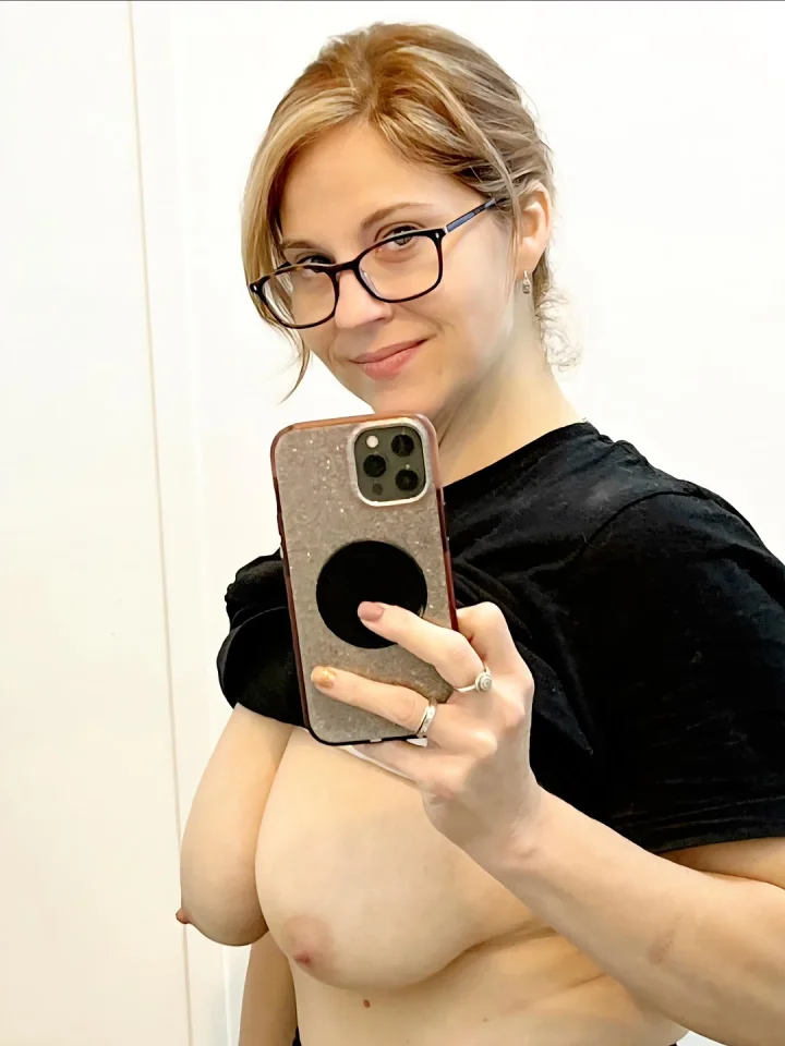 Shirt lift picture of Maggie May