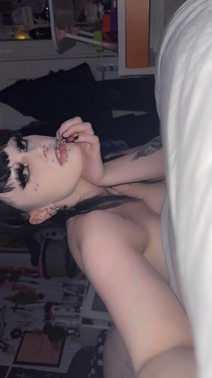 Do you think I’m cute 🖤 – Auf bauch Foto von Forest goblin (@nyphox)