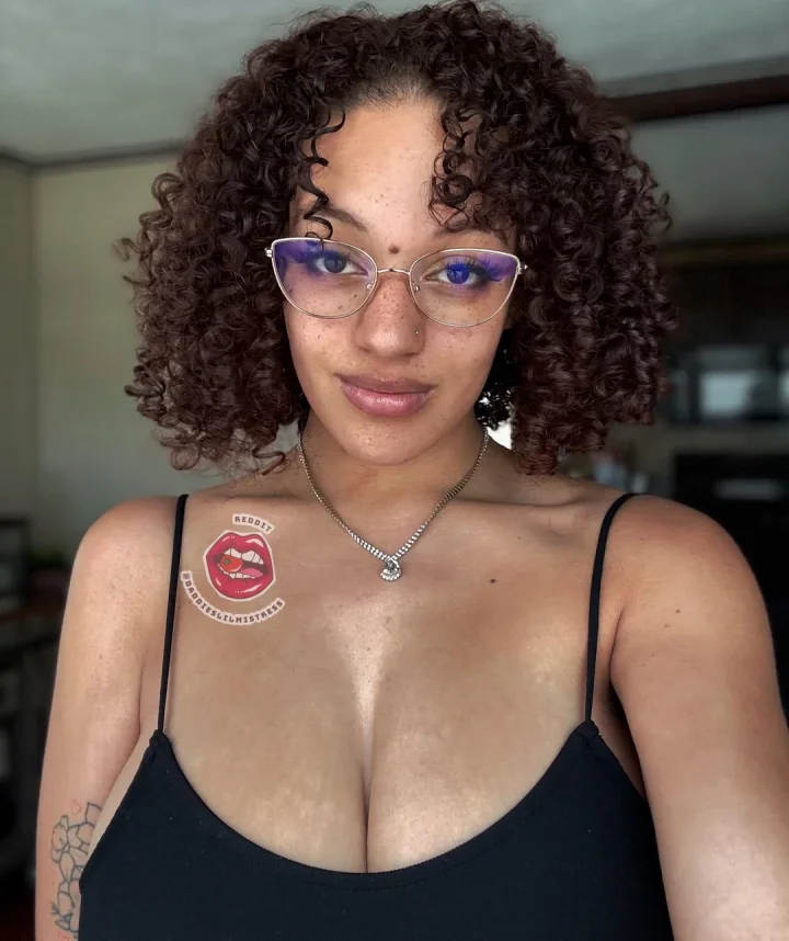 Foto Pelo rizado de Estelle