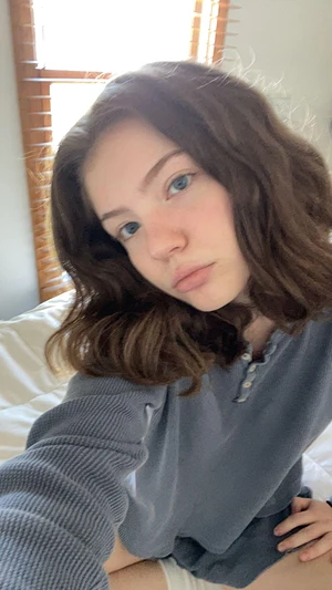 Bored and horny let’s sext through my OF :)