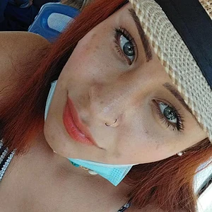 Tengo el pelo rojo , los ojos azules y ganas de novio.