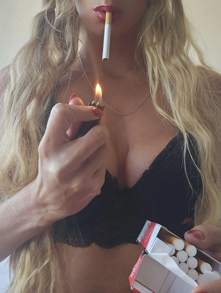 You want me to light up? 🔥🚬 – Dessous Foto von Layla (@blonderoulette)