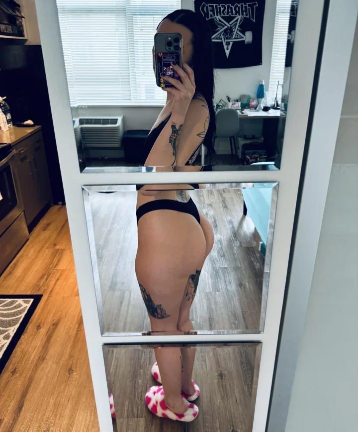 if you like goth girls with big butts you’ve come to the right place 🙂‍↕️