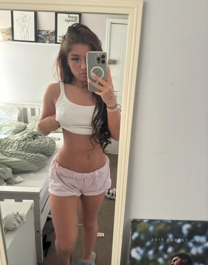 The perfect girl to satisfy you, FreeOF Below