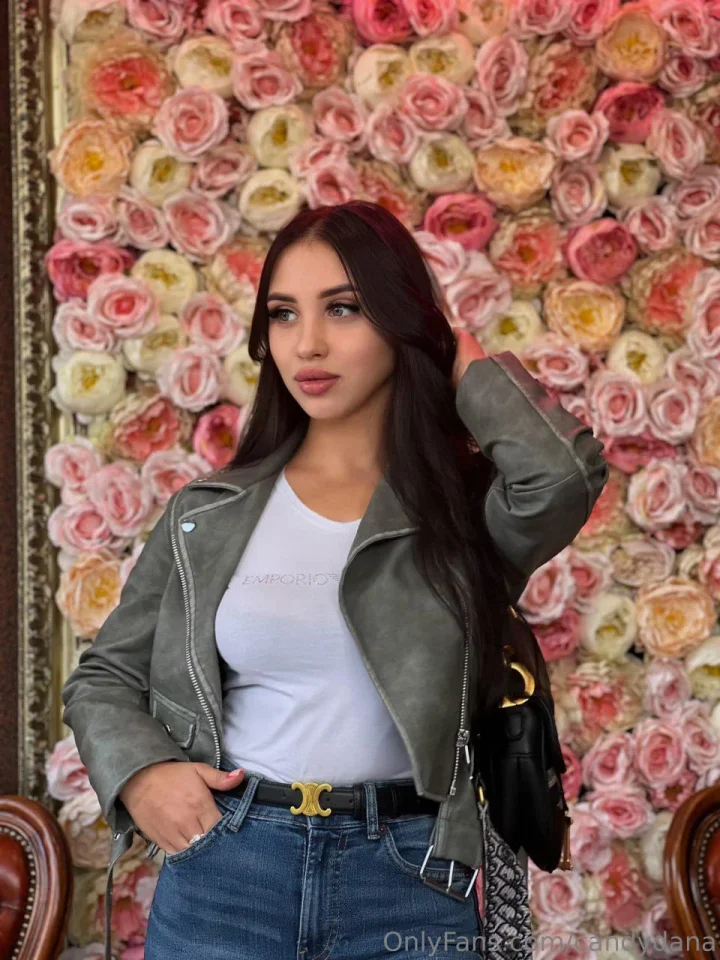 Open clothes picture of Dana🍭Candy