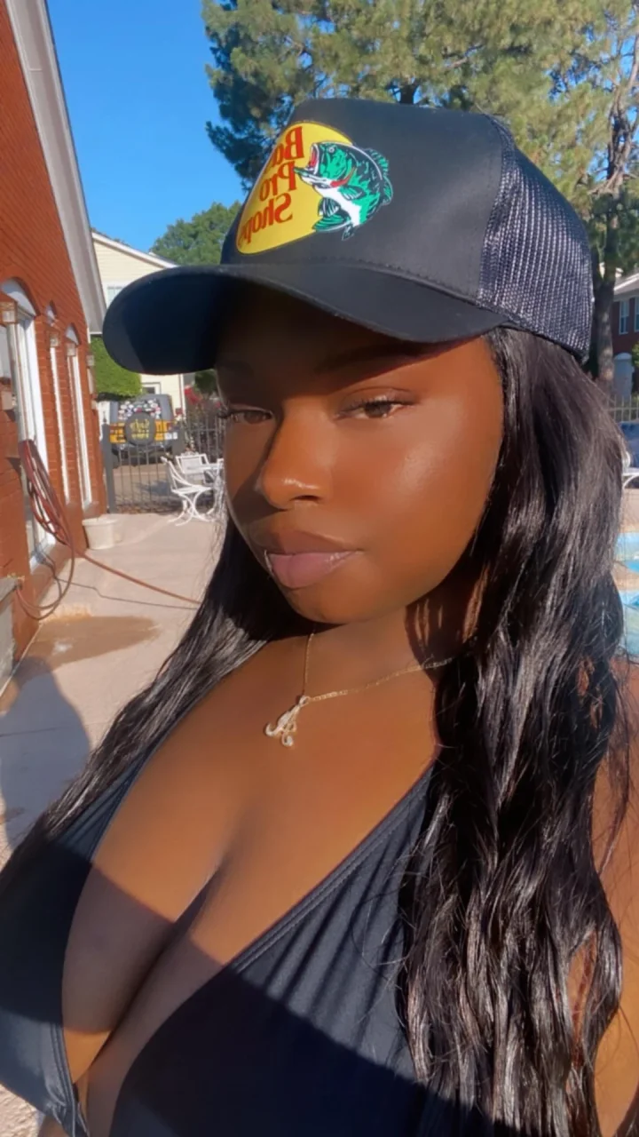 Hiding from your wife to goon over me 💕😋💦