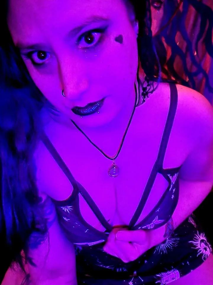 Fuck me until i scream, please – Schwarze augen Foto von Miss Evie (@miss_evie.k)