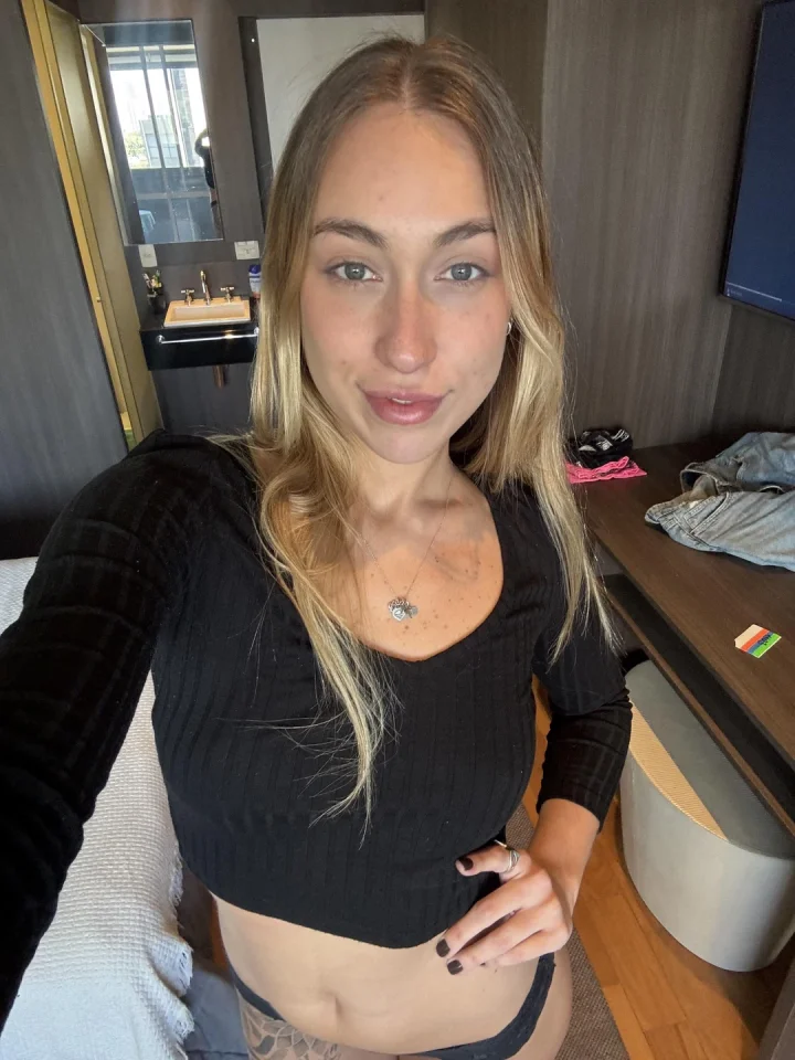 Taut clothes picture of Emma 🦋