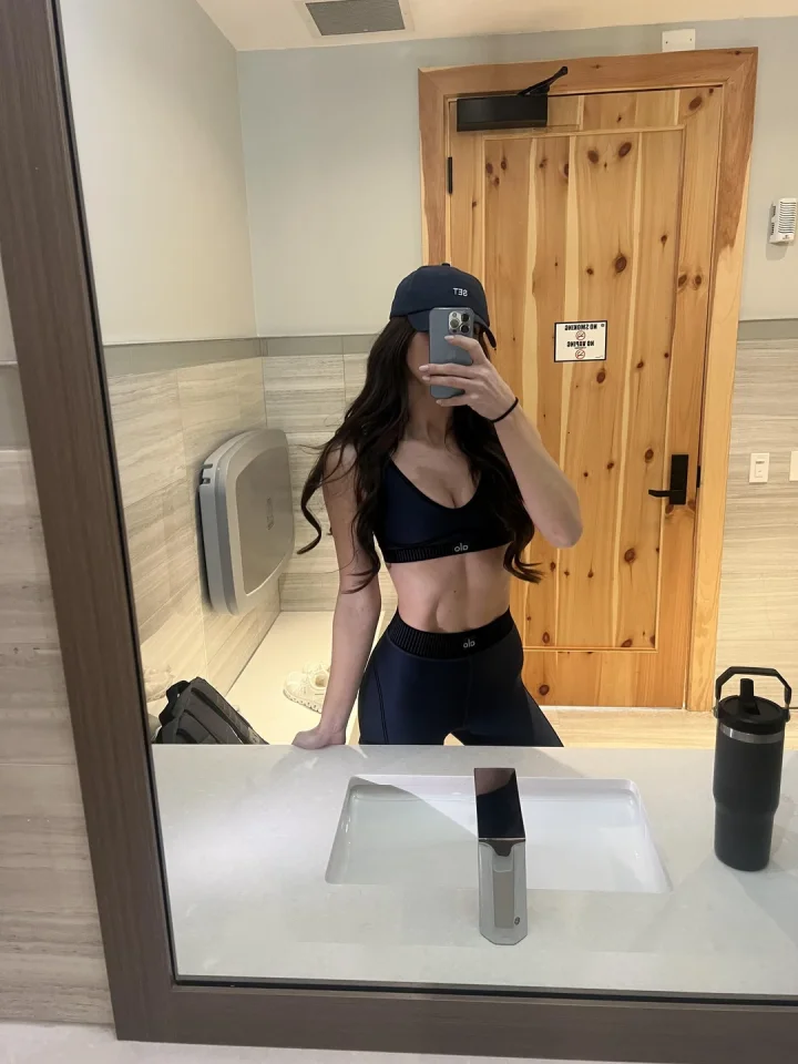 Brunette picture of Bella