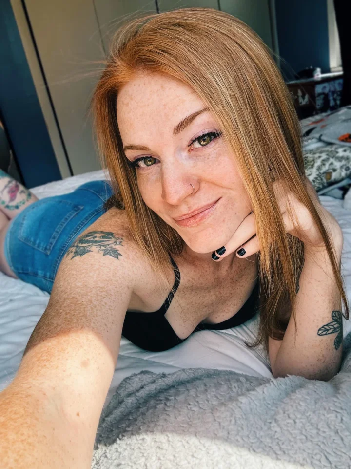 Downblouse picture of Faye