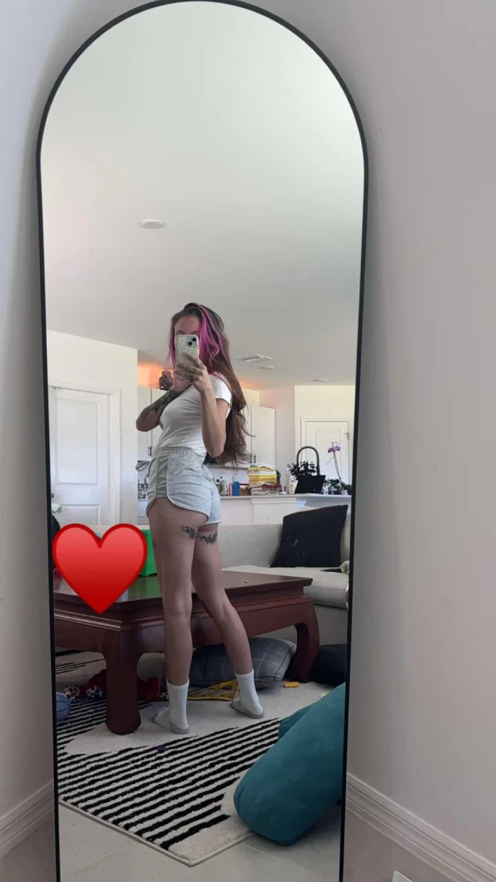 What color should I do next? Purple? – Foto Falda de Poppy Quinn (@poppyquinn33)