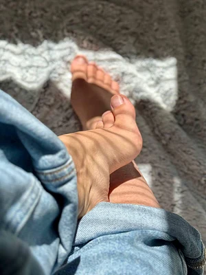 Sunlight, denim, and soft skin — want to see more? ☀️👣
