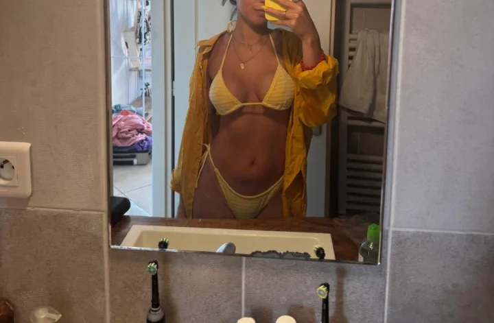 Highleg bikini picture of Mina