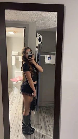 sending a spicy pic to anyone who subs to my OF🥰🥰