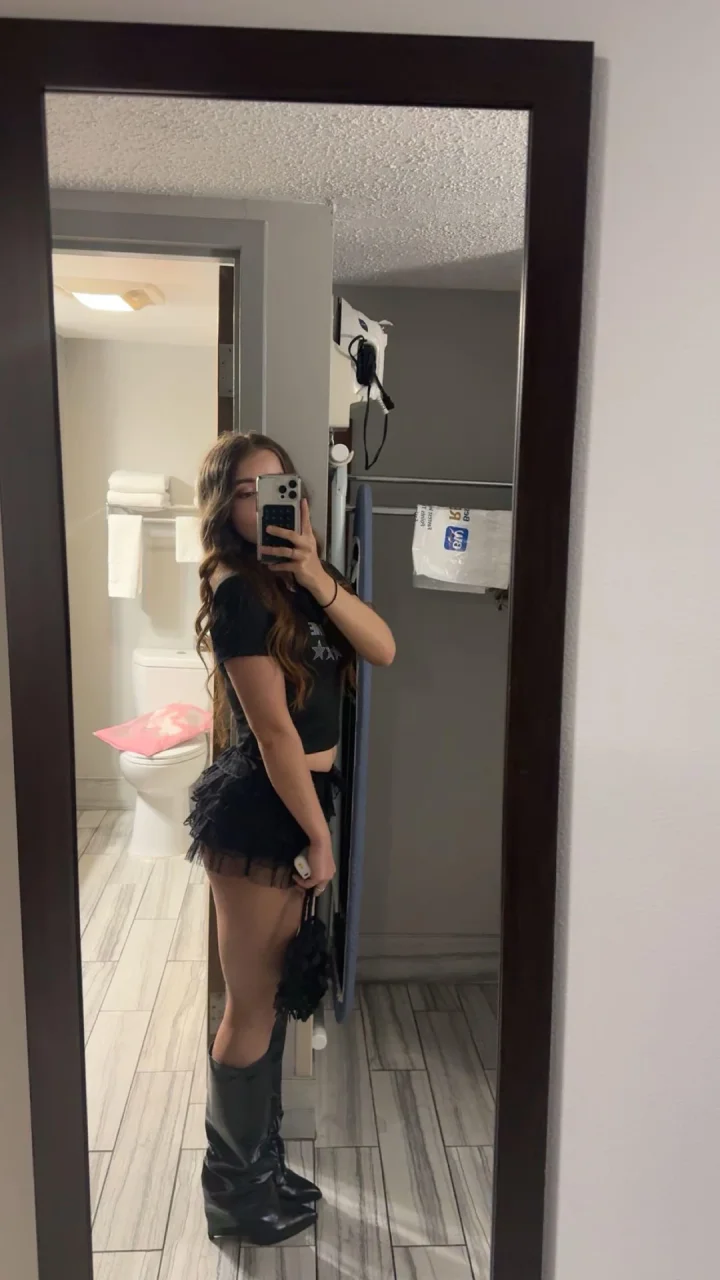 sending a spicy pic to anyone who subs to my OF🥰🥰