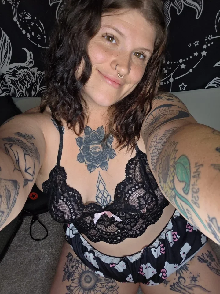 Born to seduce. Made to dominate. Curvy to destroy 💋