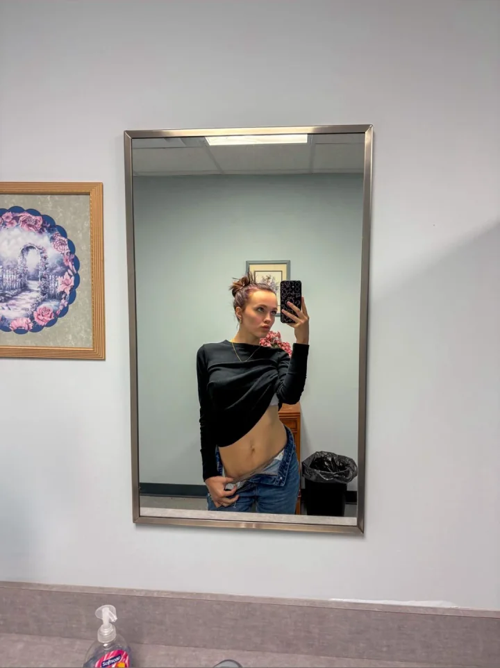 Pants pull picture of NaughtyPhoenix🍒