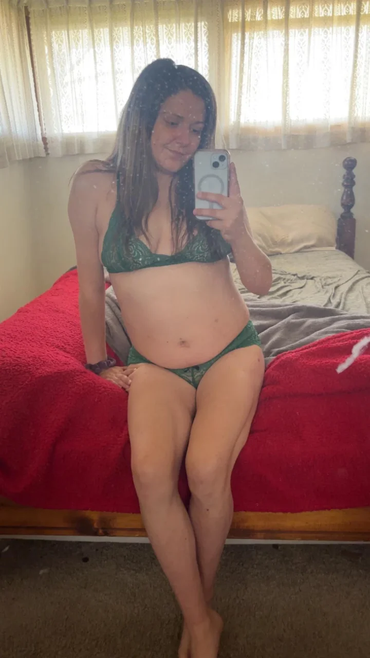 Just a little tease in green 💚… wanna see what else I hide behind the mirror?