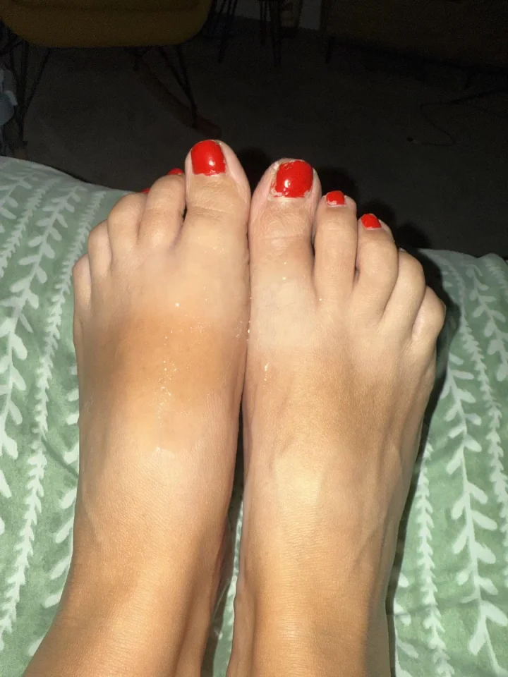 Tanned feet – Foto Enfoque en los pies de Kinkybumandfeet69 (@u468686558)