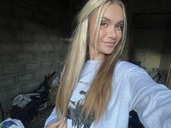 Pretty farm girl for you – Photo Bras tendu de MISS MAY (@farmfreshmay)