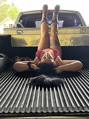 Wanted a photoshoot in my truck😍