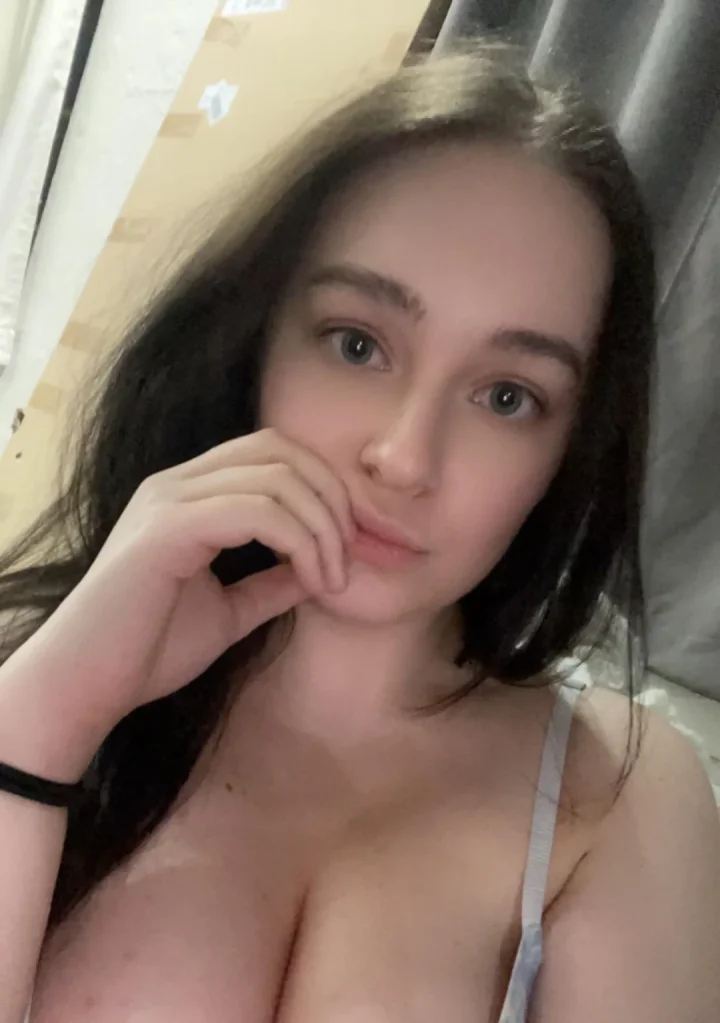 Thick eyebrows picture of Luna Moon