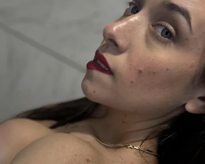 Parted lips picture of Goddess Astrid 🎀