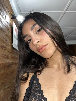 time for makeup selfies 🫦