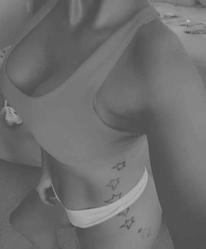 Greyscale picture of LO-keymebe