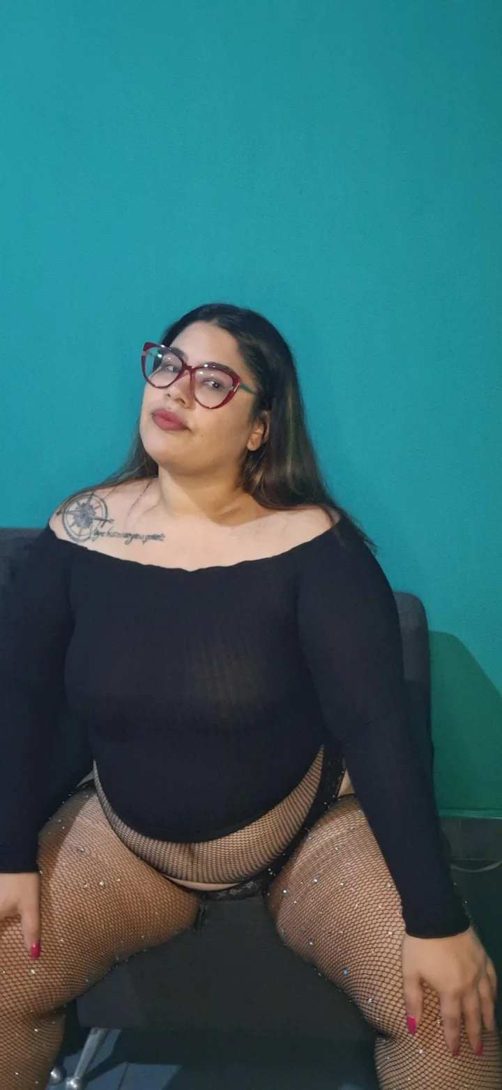 big-bottomed Latina – Isis Clarke KINKI (@isis_clarke)
