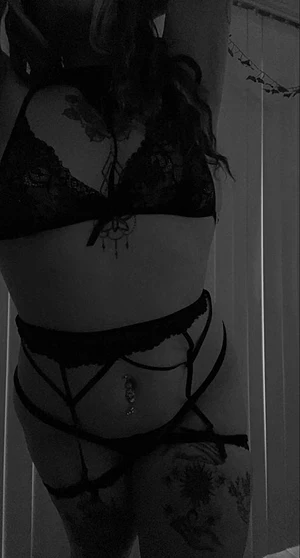 Gothy and curvy! What a good mix hehe